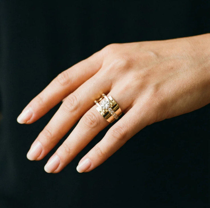 ANILLO VINTAGE DORADO IRREGULAR CON CIRCONIA