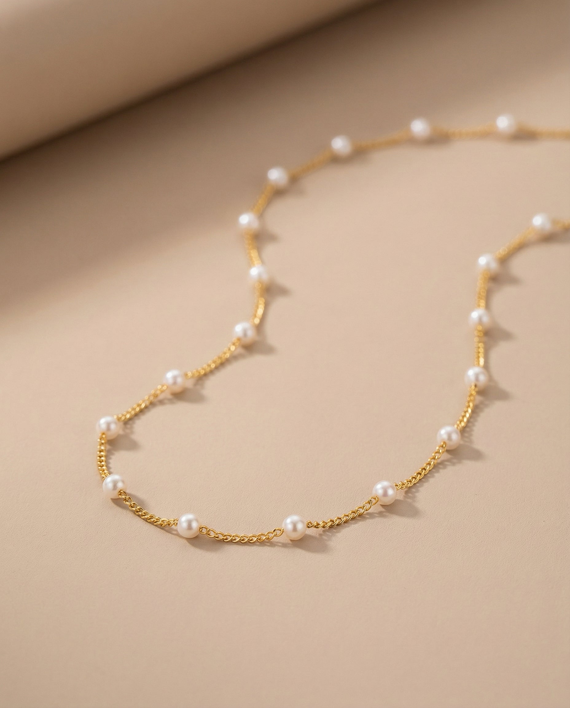 COLLAR PEQUEÑO DE PERLAS EN ORO