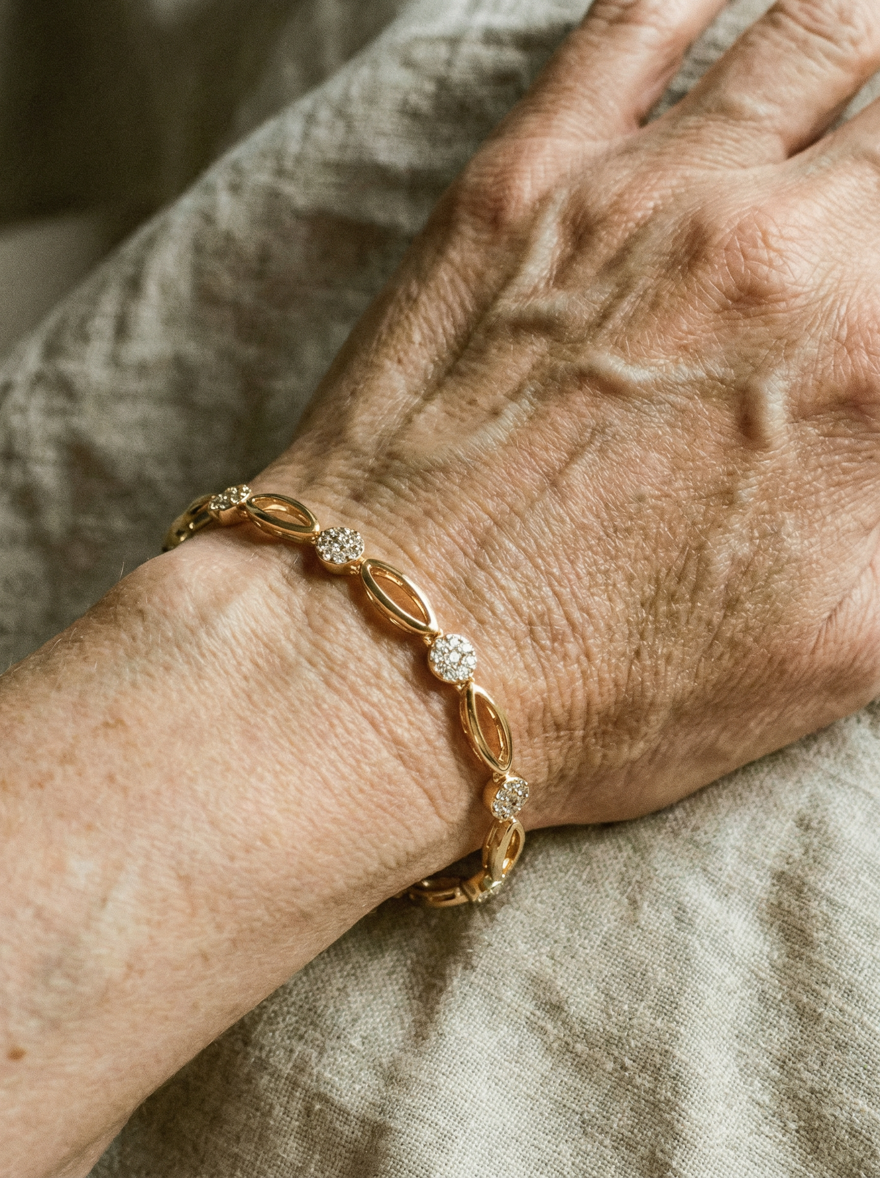 PULSERA ELEGANTE BAÑADA EN ORO