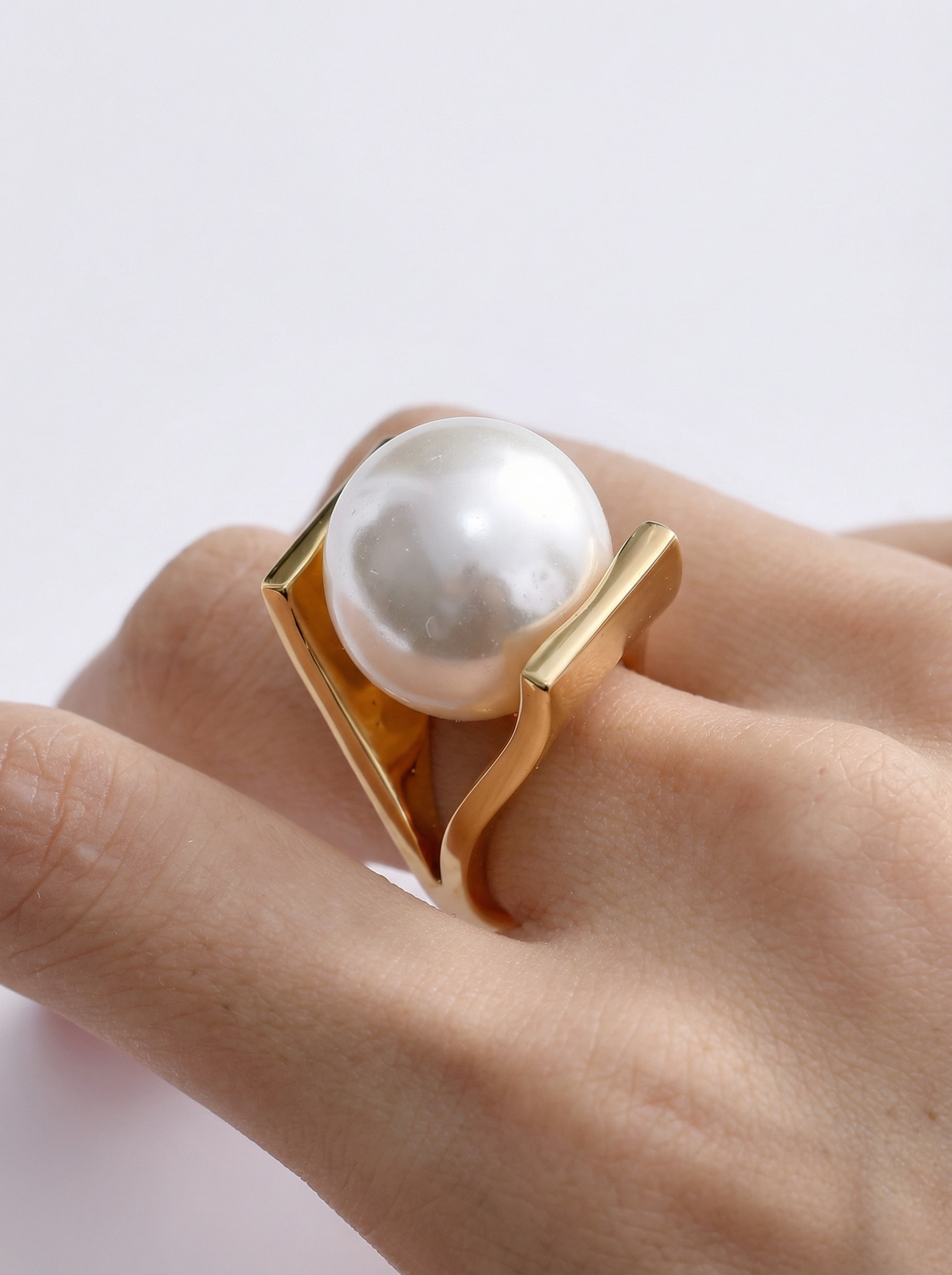 ANILLO DORADO CON INCRUSTACIONES VONTAGE DE PERLAS