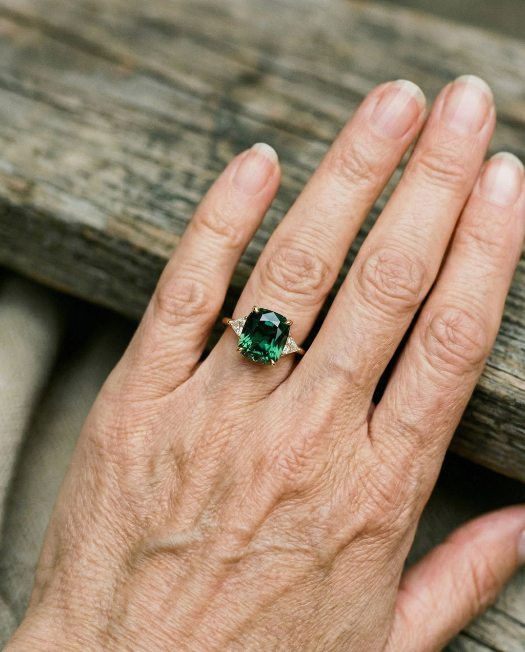 ANILLO ELEGANTE CUADRADO CON ESMERALDA