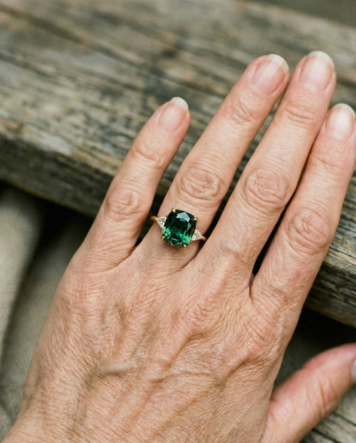 ANILLO ELEGANTE CUADRADO CON ESMERALDA