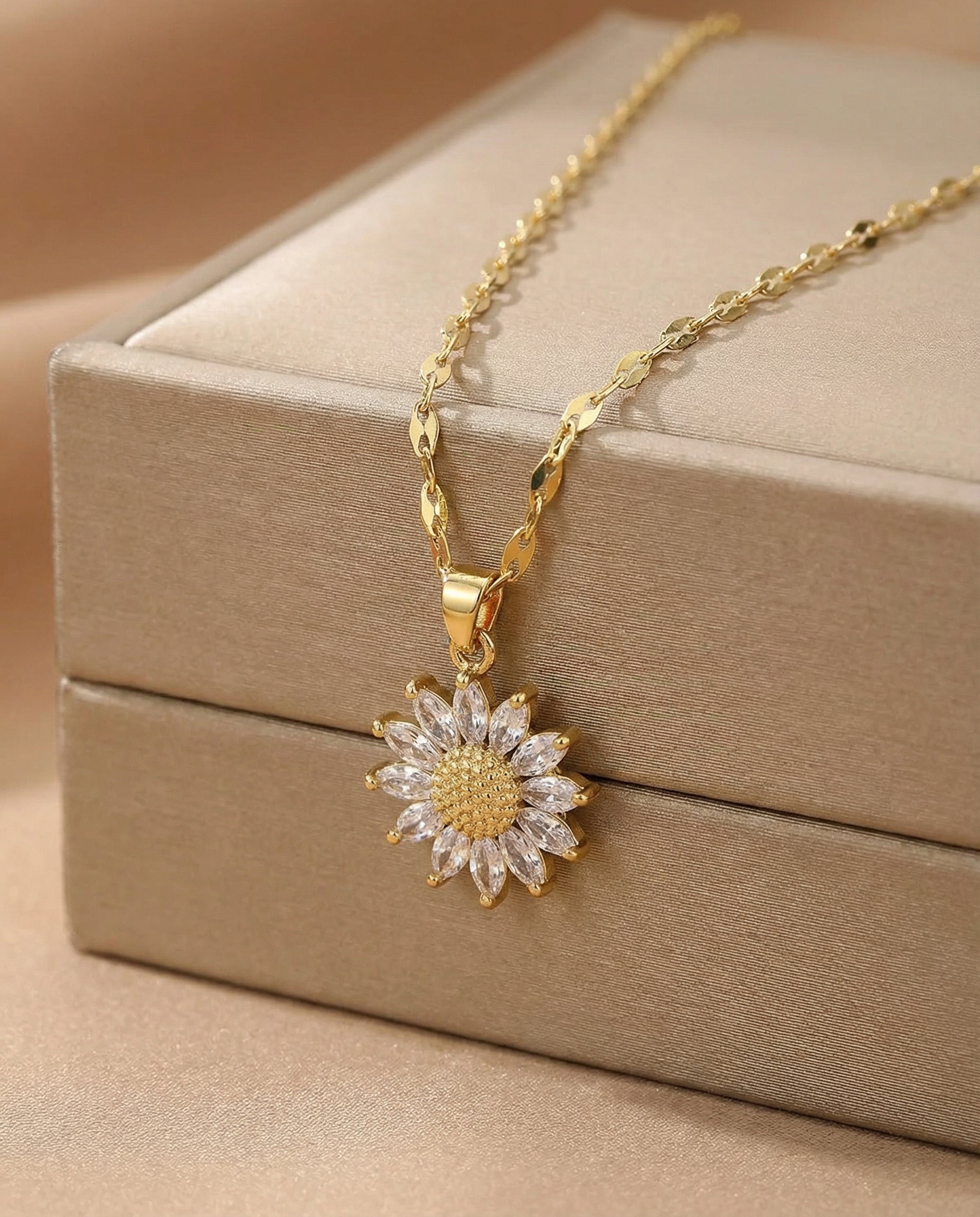 COLLAR CON GIRASOL DE CRISTAL EN DORADO