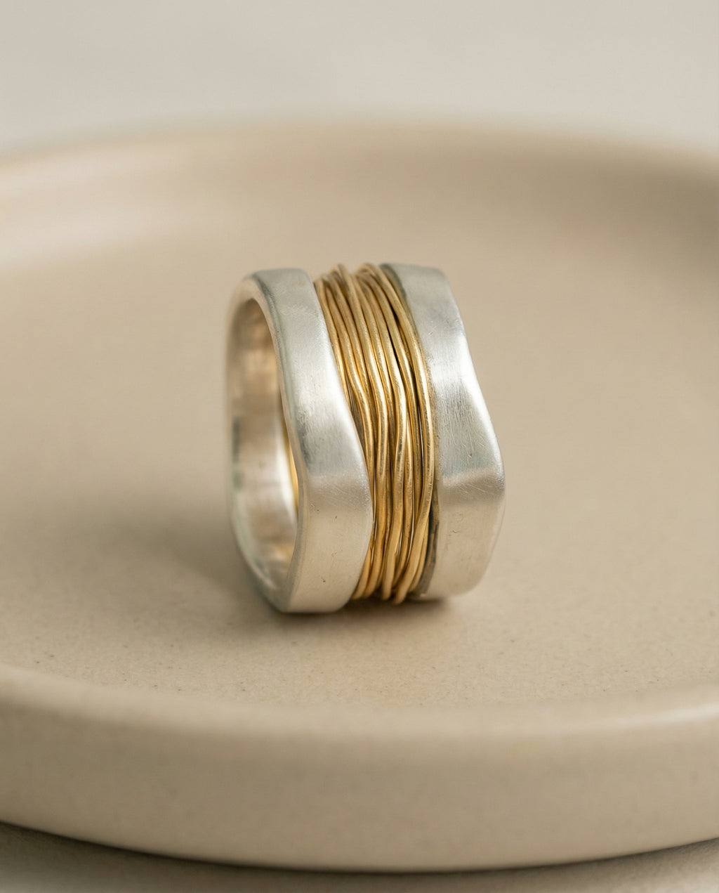 ANILLO PLATEADO CON HILOS DORADOS