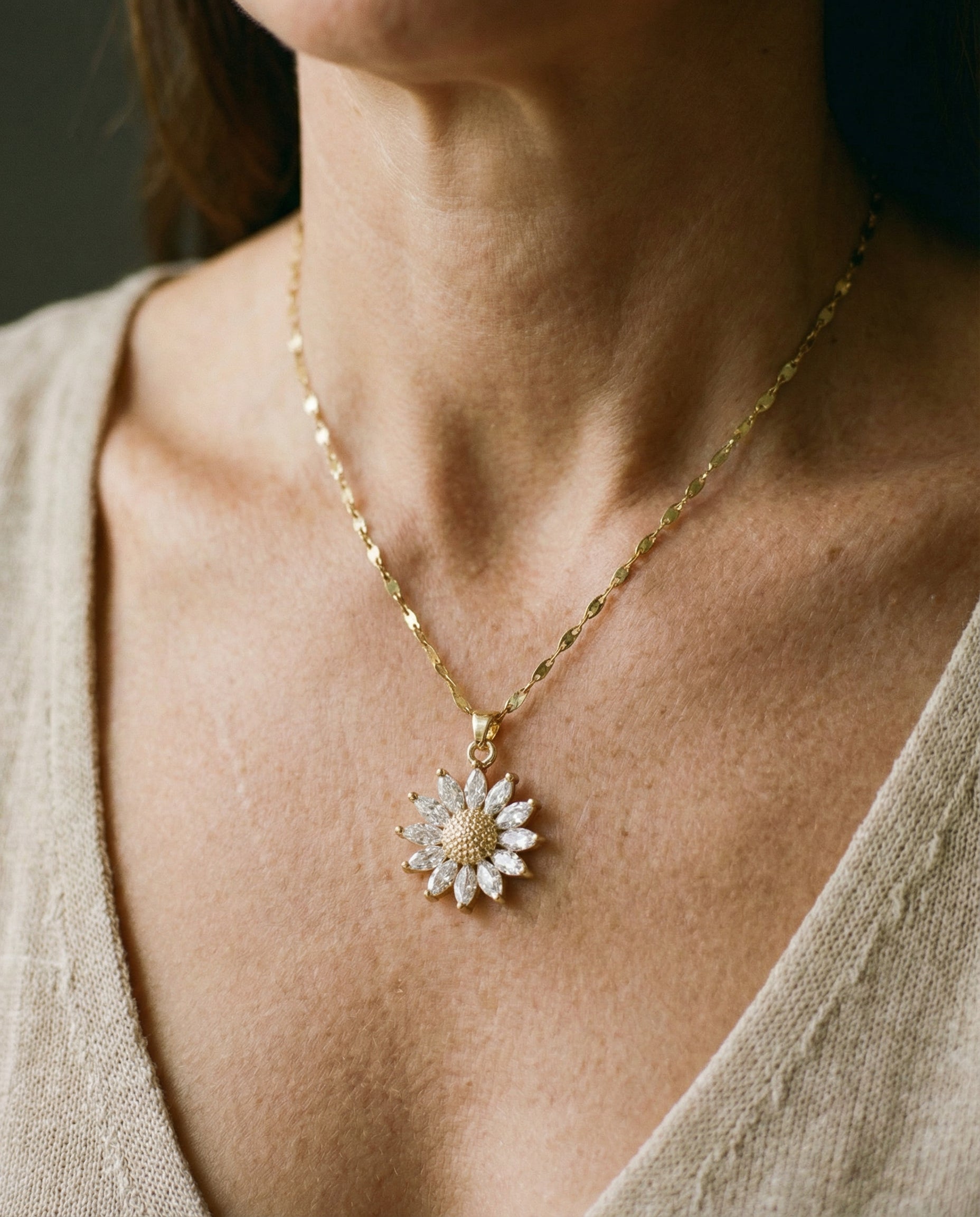 COLLAR CON GIRASOL DE CRISTAL EN DORADO