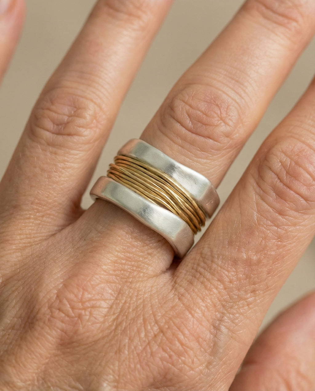 ANILLO PLATEADO CON HILOS DORADOS