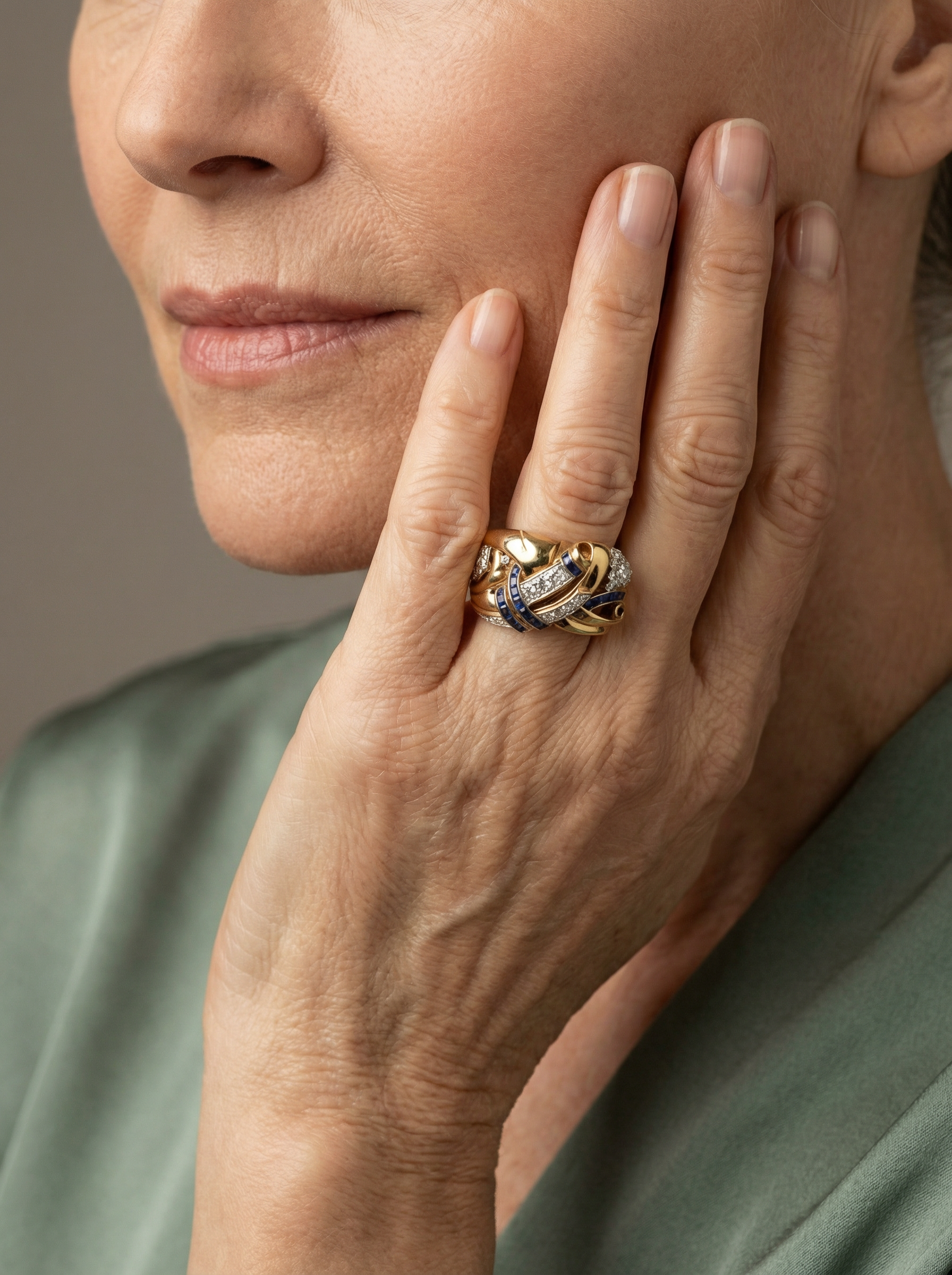 ANILLO VINTAGE DORADO CON CIRCONIA AZUL