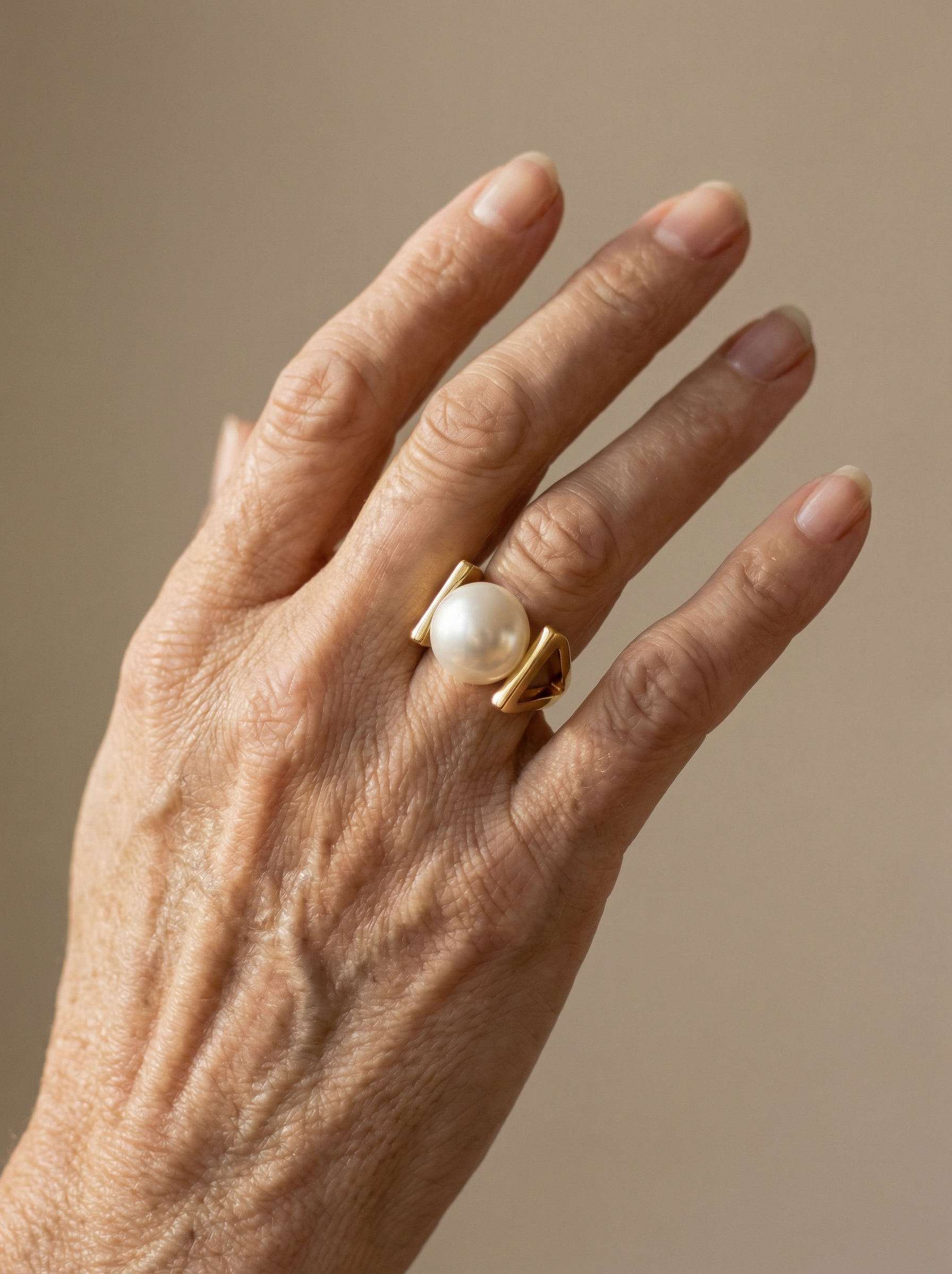 ANILLO DORADO CON INCRUSTACIONES VONTAGE DE PERLAS